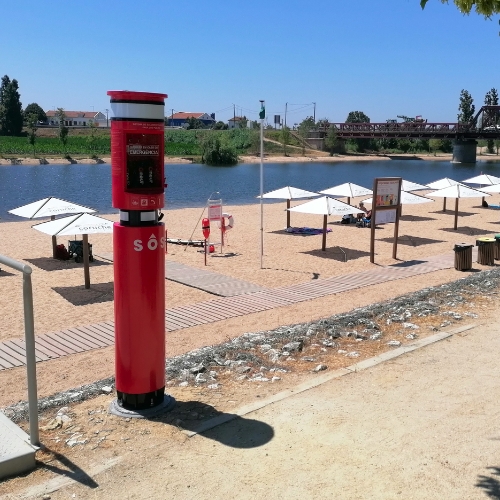 O Totem SOS OneUp náutico possui sinalizadores LED de emergência.