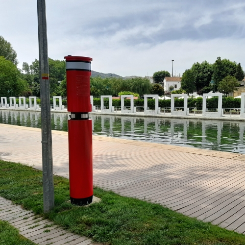 O totem náutico possui botões de chamada.