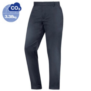 A calça chino para homem da coleção 26 planeta uvex é produzida com materiais 100% de base biológica.