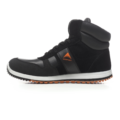 Bota de segurança S3 JUMPER concebido em pele sintética impermeável na cor preta.
