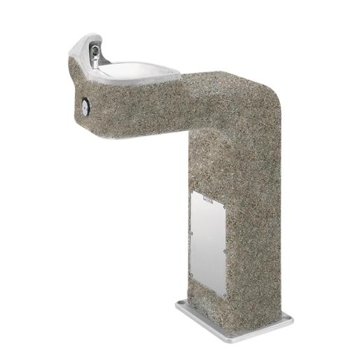Fonte de água de pedestal angular em betão modelo 3177, conforme diretiva ADA, com acabamento em betão agregado exposto na cor cinza Portland reforçado a arame, resistente a vandalismo.