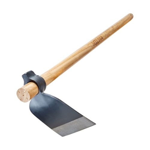 A enxada BELLOTA com cabo é uma ferramenta manual projetada especialmente para o combate a incêndios florestais, oferecendo resistência e eficiência incomparáveis.