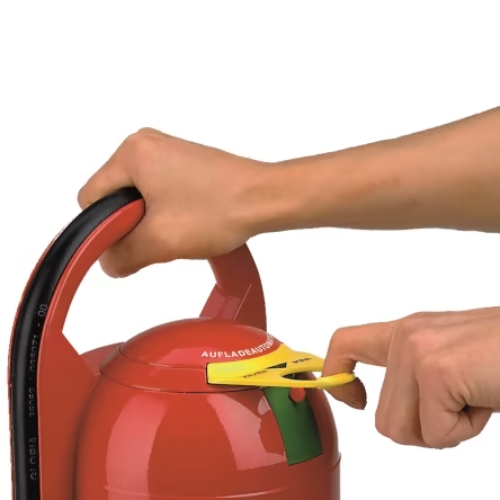 Extintor de espuma F6 SKK é adequado para as classes de fogo A e B.