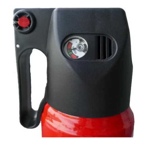 O extintor pó químico P1DB é especialmente versátil, oferecendo proteção consistente em diferentes condições.