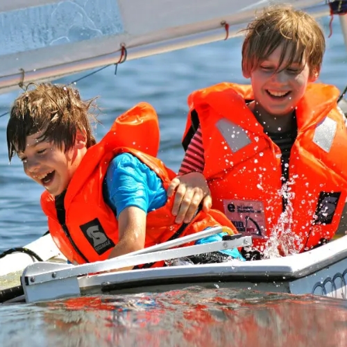 Colete Salva-vidas BRAVO 100 N é uma solução inerentemente flutuante.